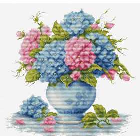 Luca-S Embroidery kit Vase with Hydrangea